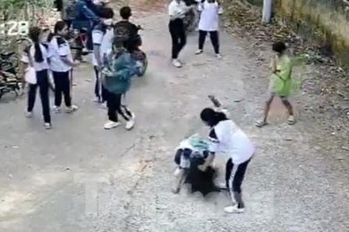 Nữ sinh bị bạn chặn đánh giữa đường, người lớn đi qua chỉ nhìn