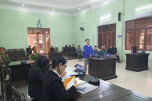 Vượt hàng nghìn kilomet để đốt nhà người yêu