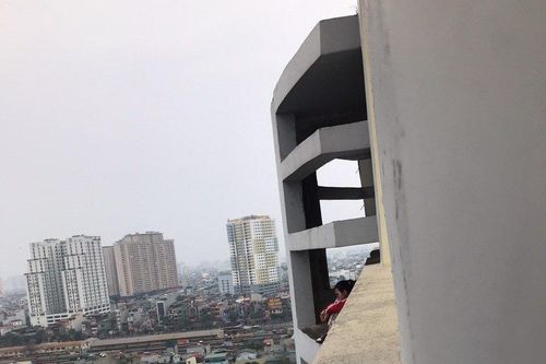 Công an quận Hoàng Mai cứu hộ thành công bé gái có ý định tự tử tại tòa nhà chung cư