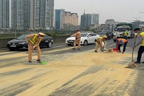 Xe đầu kéo làm rơi hàng chục bao tải cám xuống đường Vành đai 3 trên cao