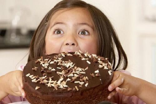 Vì sao bố mẹ hay cấm trẻ ăn kẹo, có phải nguyên nhân gây sâu răng?