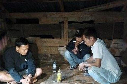 Mua ma túy rồi rủ bạn vào chòi hoang sử dụng