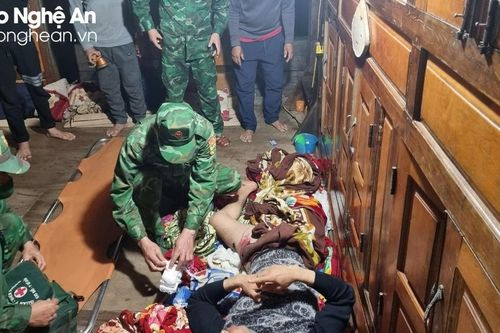 Bộ đội Biên phòng Nghệ An kịp thời hỗ trợ cấp cứu thuyền viên bị tai nạn trên biển