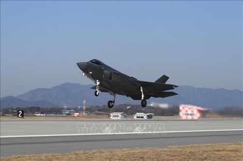 Hàn Quốc diễn tập tiếp nhiên liệu trên không với máy bay tiêm kích tàng hình F-35A