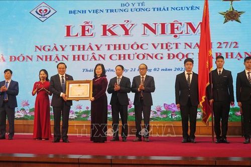 Bệnh viện Trung ương Thái Nguyên đón nhận Huân chương Độc lập hạng Nhì