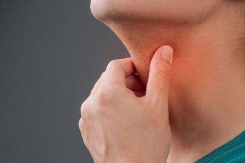 Uống thuốc cảm, người đàn ông 'lỡ' nuốt cả răng giả