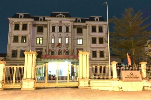 Vừa đẩy cửa, người nhân viên kinh hãi với cảnh tượng trong phòng làm việc Phó Chánh án