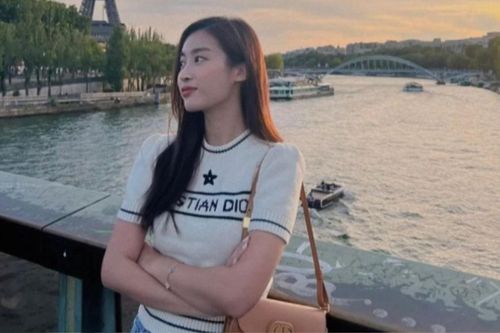Đỗ Mỹ Linh thay đổi kể từ ngày về làm dâu hào môn: Chăm diện đồ hiệu, đi xem bóng đá