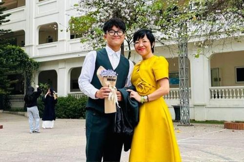 MC Thảo Vân hạnh phúc khỏe ảnh bên con trai, quý tử gây chú ý diện mạo như 'soái ca'