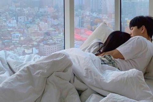 Bác sĩ tiết lộ 3 thời điểm tốt nhất trong ngày cho 'chuyện chăn gối'