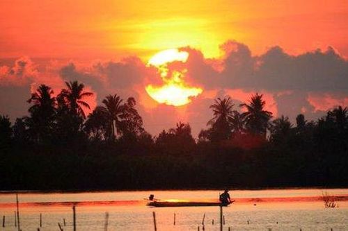 Địa phương nào trên trên đất liền Việt Nam ngắm được mặt trời mọc từ mặt biển Đông và lặn xuống mặt biển Tây?