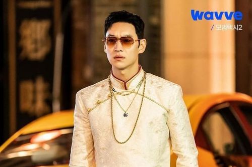 Lee Je Hoon phim Taxi Driver 2 điển trai mặc áo dài Việt Nam là ai?
