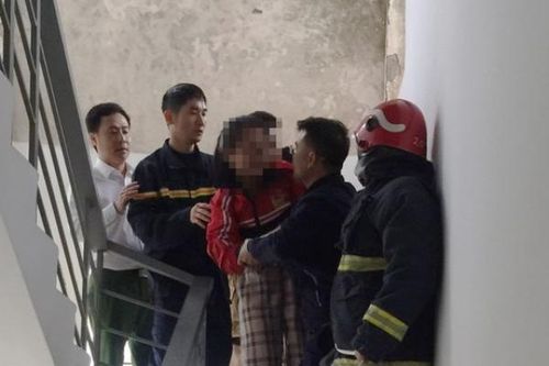 'Thót tim' quá trình giải cứu bé gái đứng bất thường trên ban công tầng 15