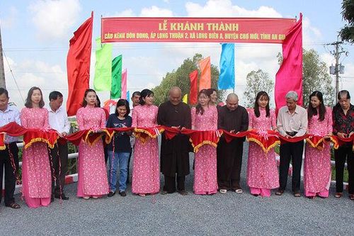 Khánh thành cầu kênh Đòn Dông và trao quà, nhà Đại đoàn kết cho người nghèo