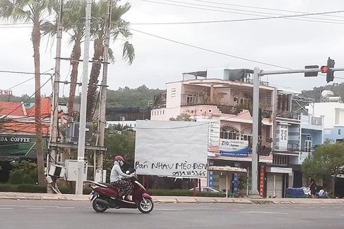 Pa nô tuyên truyền không còn nội dung