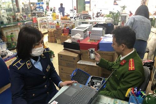 Phát hiện 2 cửa hàng bán thiết bị đo nồng độ cồn không rõ nguồn gốc xuất xứ