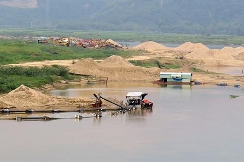 Quảng Nam chỉ đạo nóng việc hàng loạt cơ sở khai thác cát 'đóng cửa ủ men'!