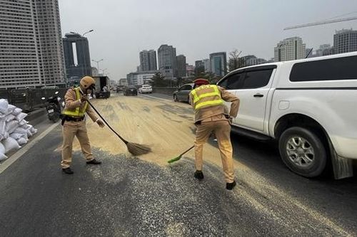 Cám rơi phủ kín Vành đai 3 trên cao, CSGT vất vả dọn dẹp