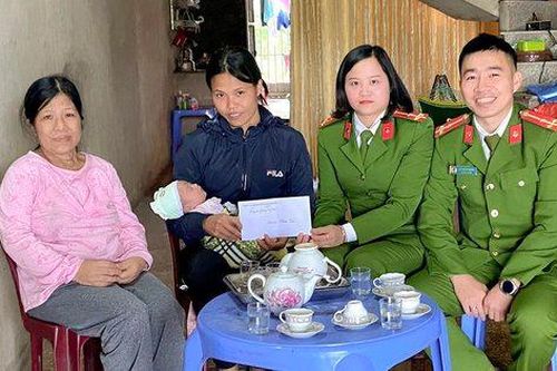 Công an huy động xe chuyên dụng, kịp thời cứu bé sơ sinh bị sặc sữa khỏi nguy kịch