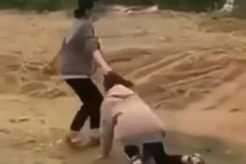 Nguyên nhân nữ sinh đánh rồi bắt bạn chui qua háng