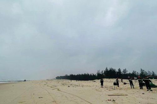 Tìm kiếm nam thanh niên nghi mất tích tại bãi biển ở Quảng Trị