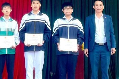 Trên đường đến trường, 3 học sinh Quảng Ninh nhặt được 10 triệu đồng đánh rơi