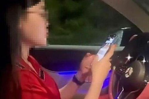 Từ vụ cô gái lái Mercedes buông 2 tay dùng điện thoại, hành vi này bị phạt nặng thế nào?
