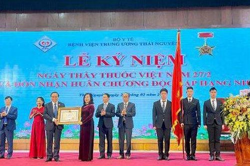 Bệnh viện Trung ương Thái Nguyên vinh dự đón nhận Huân chương Độc lập Hạng Nhì