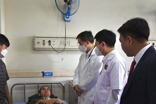 Thứ trưởng Bộ Y tế thăm nạn nhân vụ tai nạn giao thông tại Quảng Nam