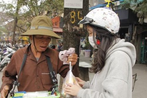 Teen Hà Nội chuẩn bị 100 suất cơm từ thiện cho người vô gia cư, đính kèm lời nhắn cảm động