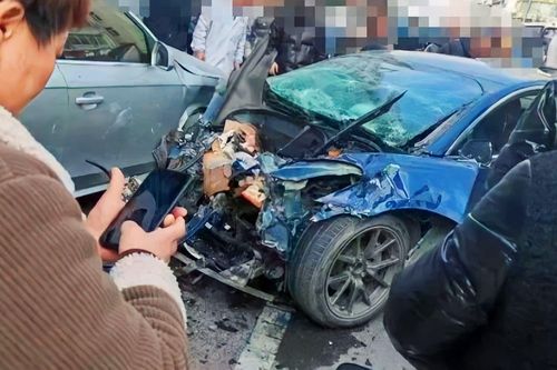 Xe Tesla bị hư hỏng nghiêm trọng sau va chạm với xe buýt