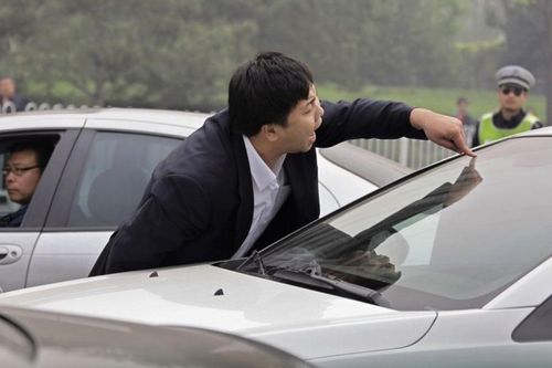 Bị bạn thân đóng giả làm phụ nữ, lừa tiền