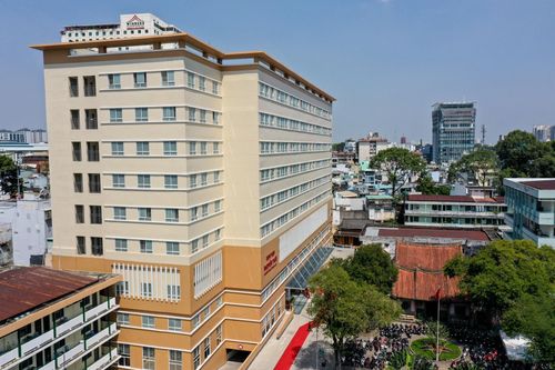 Tòa nhà y tế kỹ thuật cao bên trong bệnh viện trăm tuổi ở TP.HCM