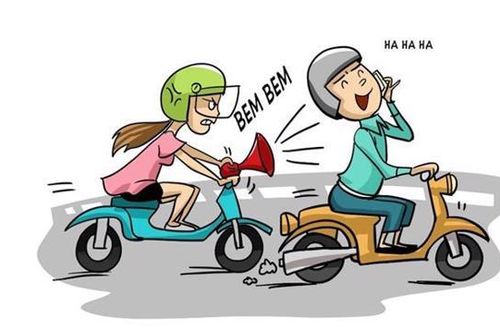 Cẩn thận bị phạt nặng khi vừa lái xe máy vừa dùng điện thoại