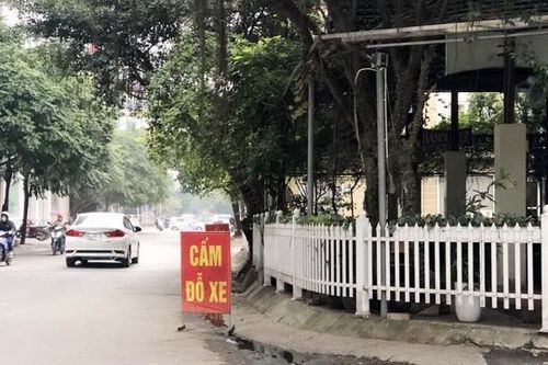 Quận Hà Đông: Quán bia dựng rào sắt nhọn chiếm toàn bộ vỉa hè xung quanh