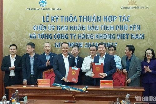 Tỉnh Phú Yên và Vietnam Airlines hợp tác đầu tư phát triển thương mại, du lịch, hàng không