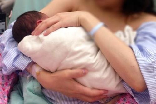 Mẹ ôm con ngủ say, khi tỉnh dậy khóc hết nước mắt vì...