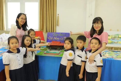 Cô giáo trẻ tạo hứng thú với mô hình 'Cùng em học Toán'