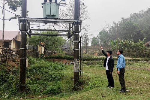 Dân nghèo 'gánh' giá điện cao vì... 72 cây gỗ