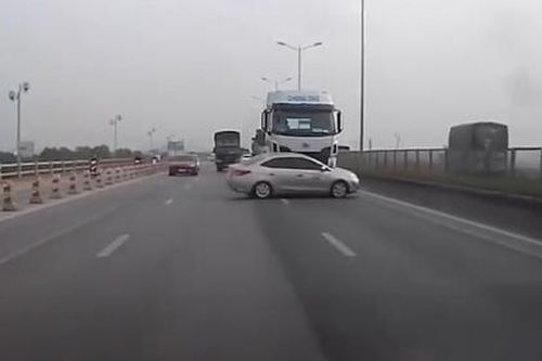 Xe đầu kéo chưa có biển số húc xe ô tô con xoay ngang trên cầu Thanh Trì