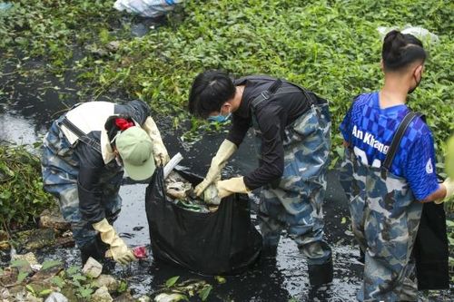 'Biệt đội xanh' ngâm mình trong dòng nước đen ngòm hàng giờ, lội bùn dọn rác