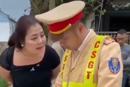 Khởi tố bị can, bắt tạm giam người phụ nữ lăng mạ CSGT