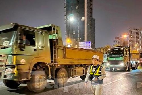 Cận cảnh dàn xe 'hổ vồ' thử tải cầu dây văng lớn nhất Việt Nam