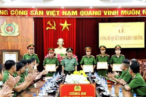 Khen thưởng lực lượng cứu hộ kịp thời hai nạn nhân ngạt khí ở bồn chứa xăng