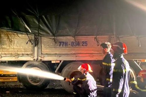 Cảnh hiện trường vụ 3 ô tô tải gặp tai nạn bốc cháy dữ dội
