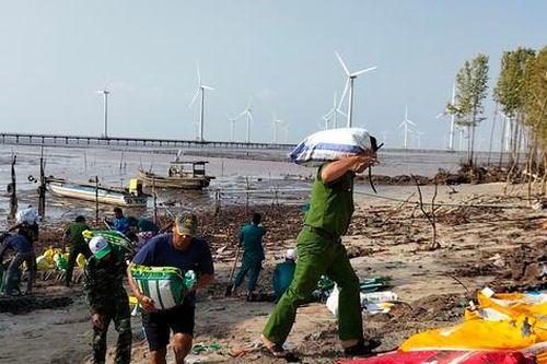 Công an, bộ đội vác bao cát 'vá' đê Biển Đông bị sạt lở