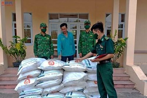 Bắt đối tượng vận chuyển 1 tấn đường cát nhập lậu qua kênh Vĩnh Tế