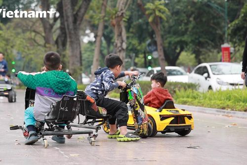 Người dân lo ngại xe điện trẻ em hóa ...'xe điên' ở trung tâm Hà Nội