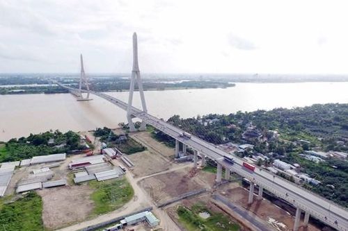 Cảnh sát Giao thông kịp thời ngăn người định nhảy cầu Cần Thơ