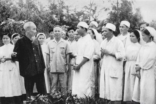 68 năm Thầy thuốc Việt Nam thực hiện lời Bác dạy 'Lương y phải như từ mẫu'